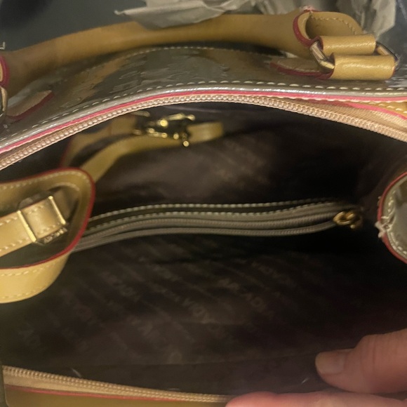 Acadia patented leather shoulder bag with handles and straps - Picture 6 of 11